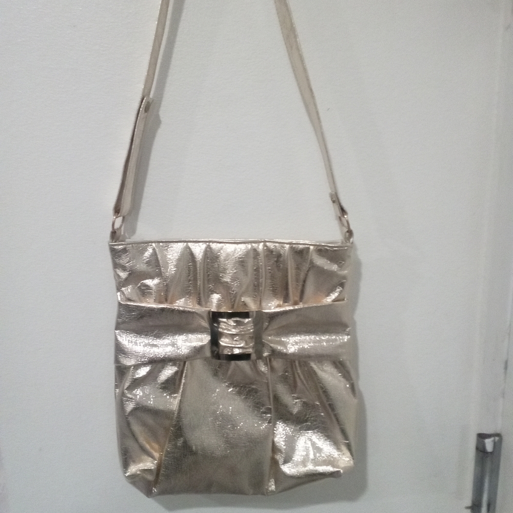 Luxurious Gold Shoulder Bag with Adjustable Strap